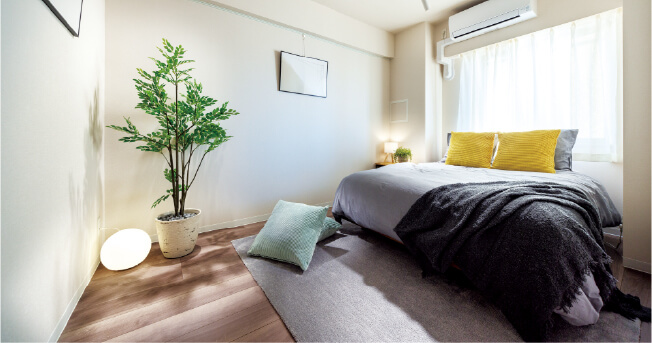 リビングから離れた西側の部屋は、静かに休める寝室に